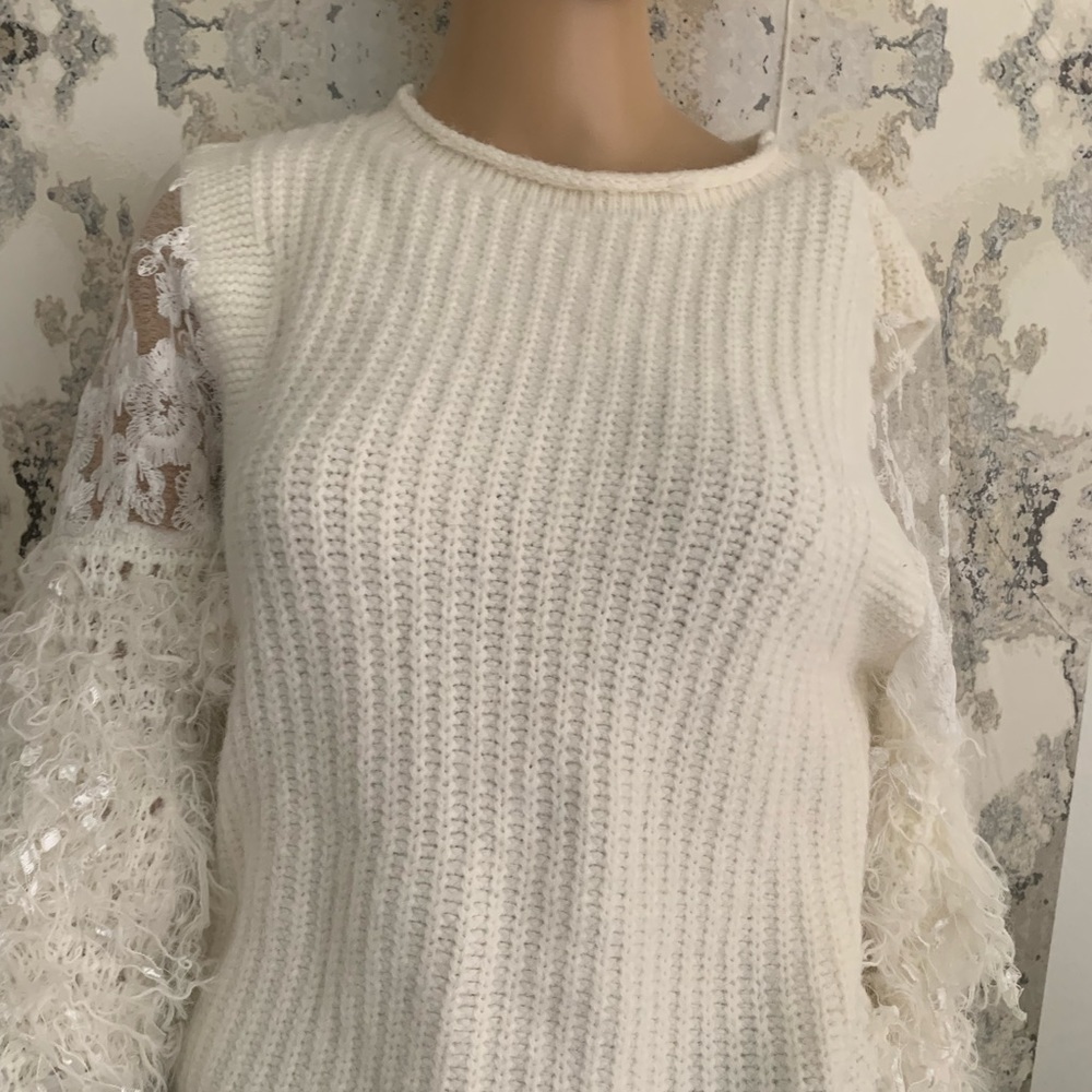 WHITE SWEATIER WITH LACE AND FEATHER DETAIL PERFECT FOR WINTER ! - Picture 6 of 6